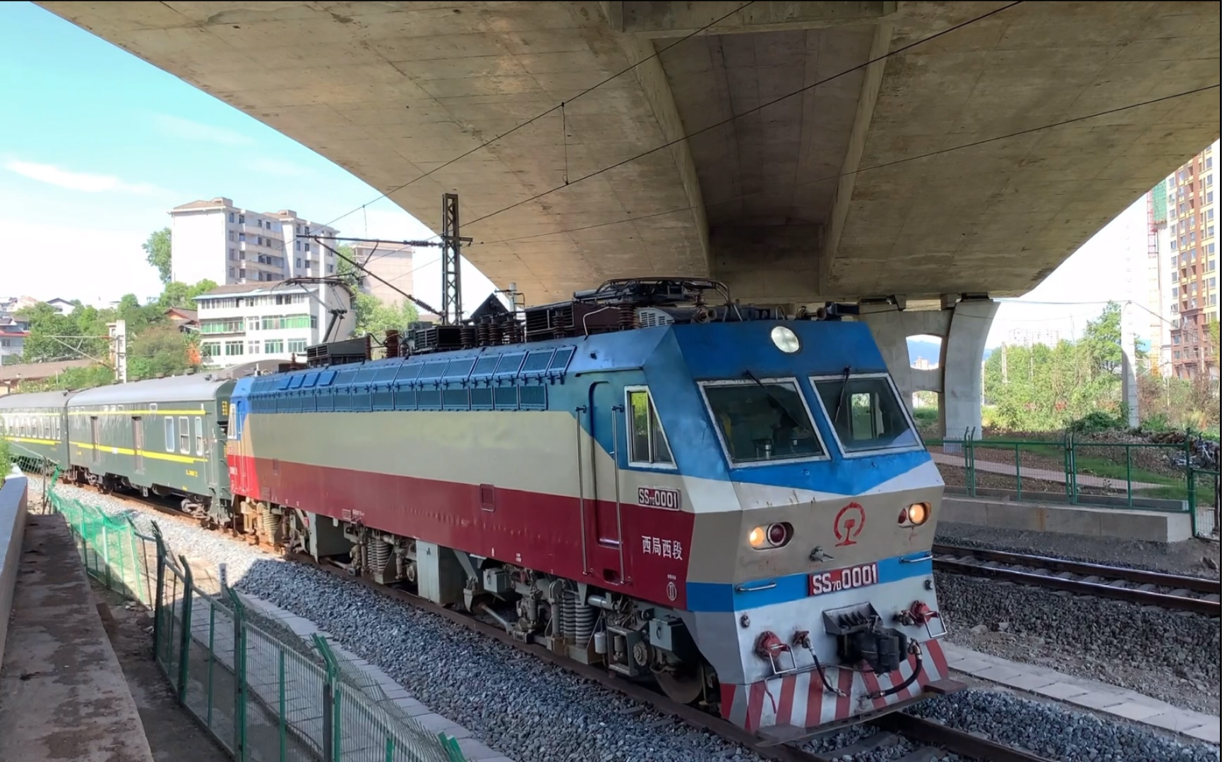 宝成铁路上下行(七)——金刚王(ss7d-0001),邮政25k_哔哩哔哩_bili