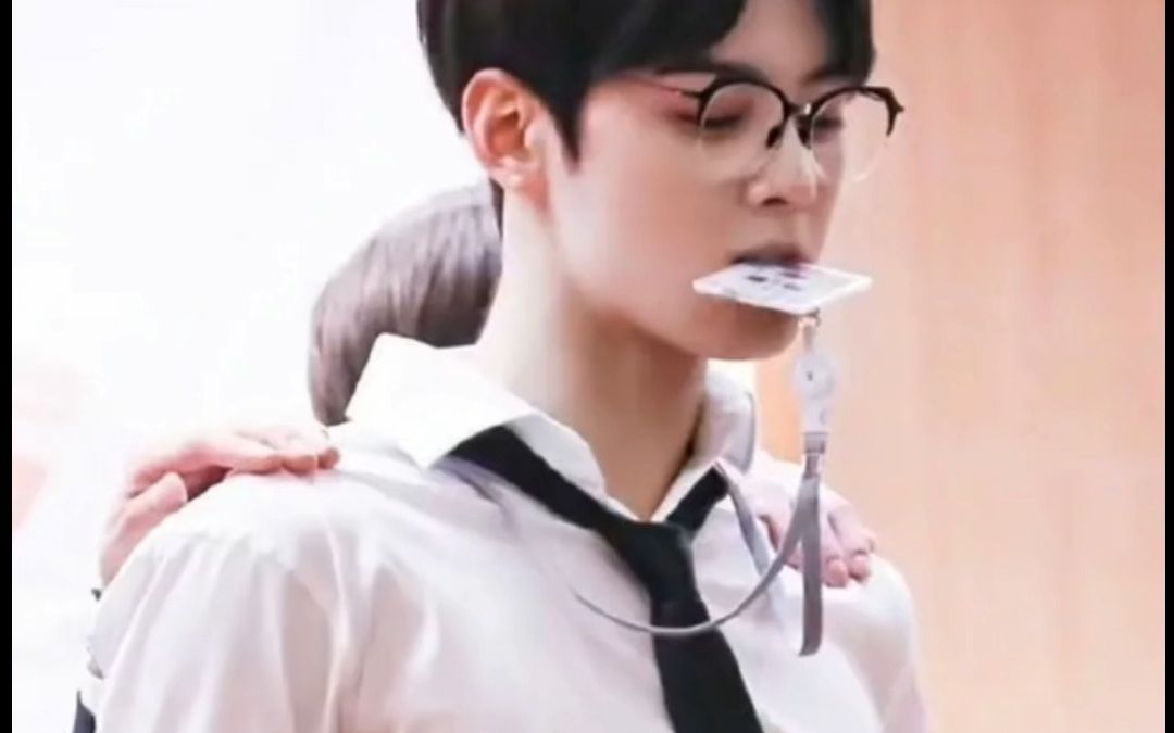 韩国脸蛋天才车银优,咬工牌跳舞绝杀,太顶了