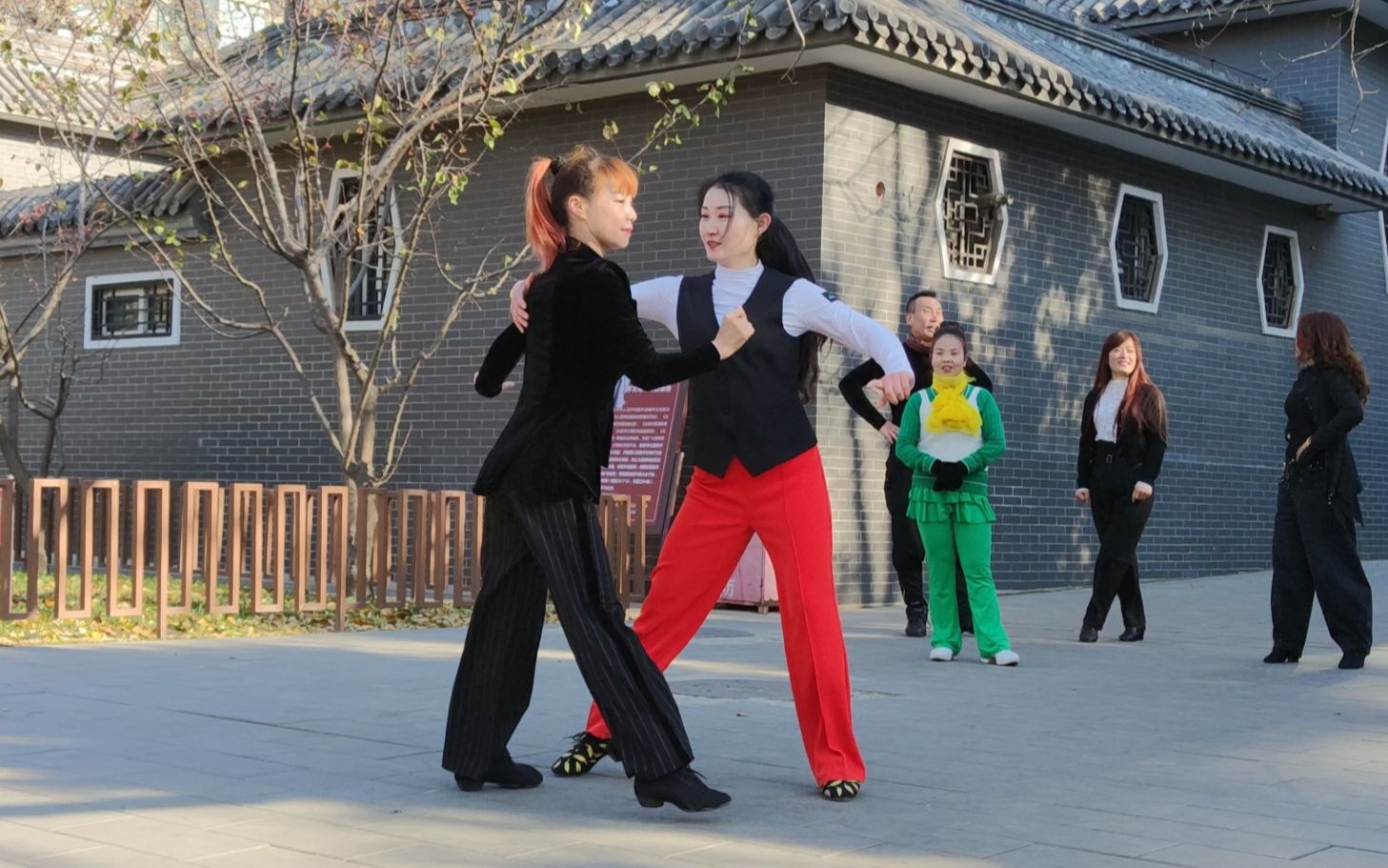 [图]吉特巴《又见山里红》节奏动感，两位美女老师舞步优美，真棒