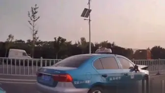 Скачать видео: 出租车钓鱼组团围堵网约车（视频车），网友：结果大快人心。