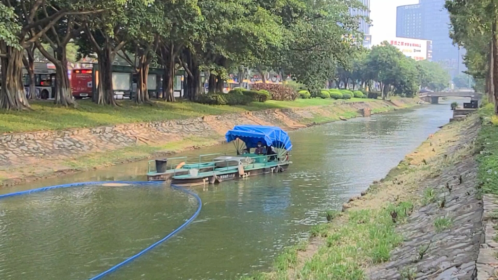 [图]清理河道里的垃圾