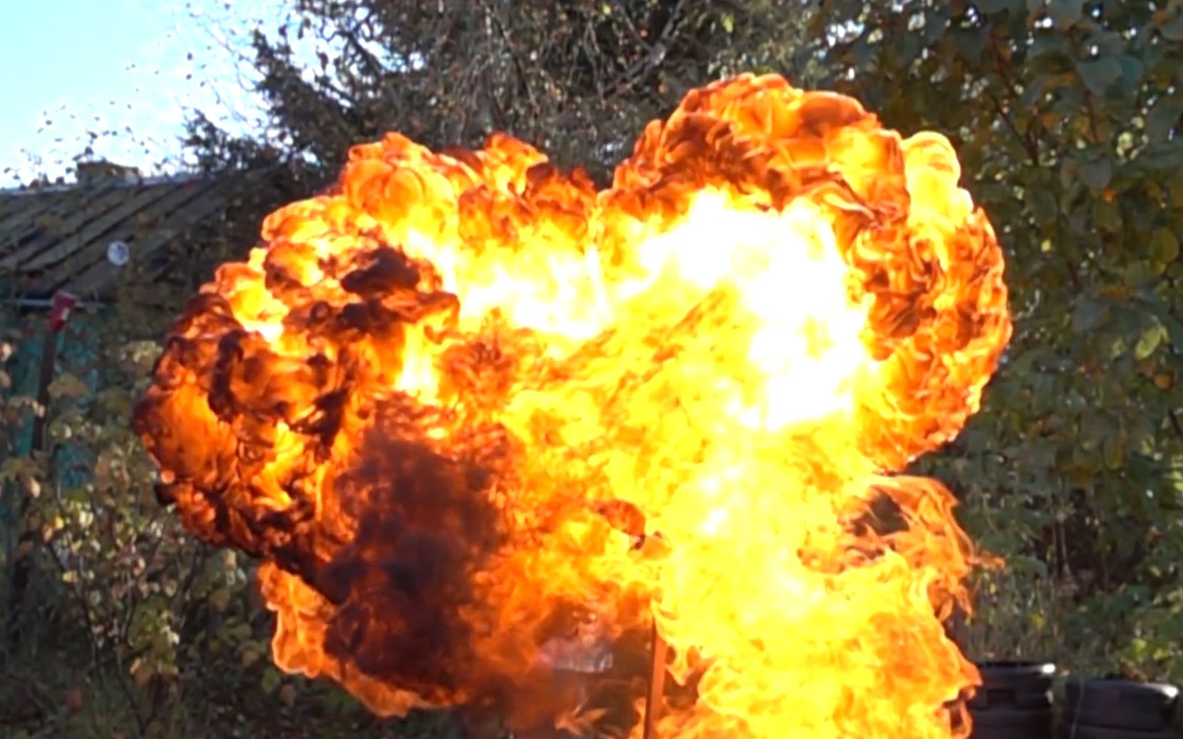 慢镜头下乙炔气球的爆炸