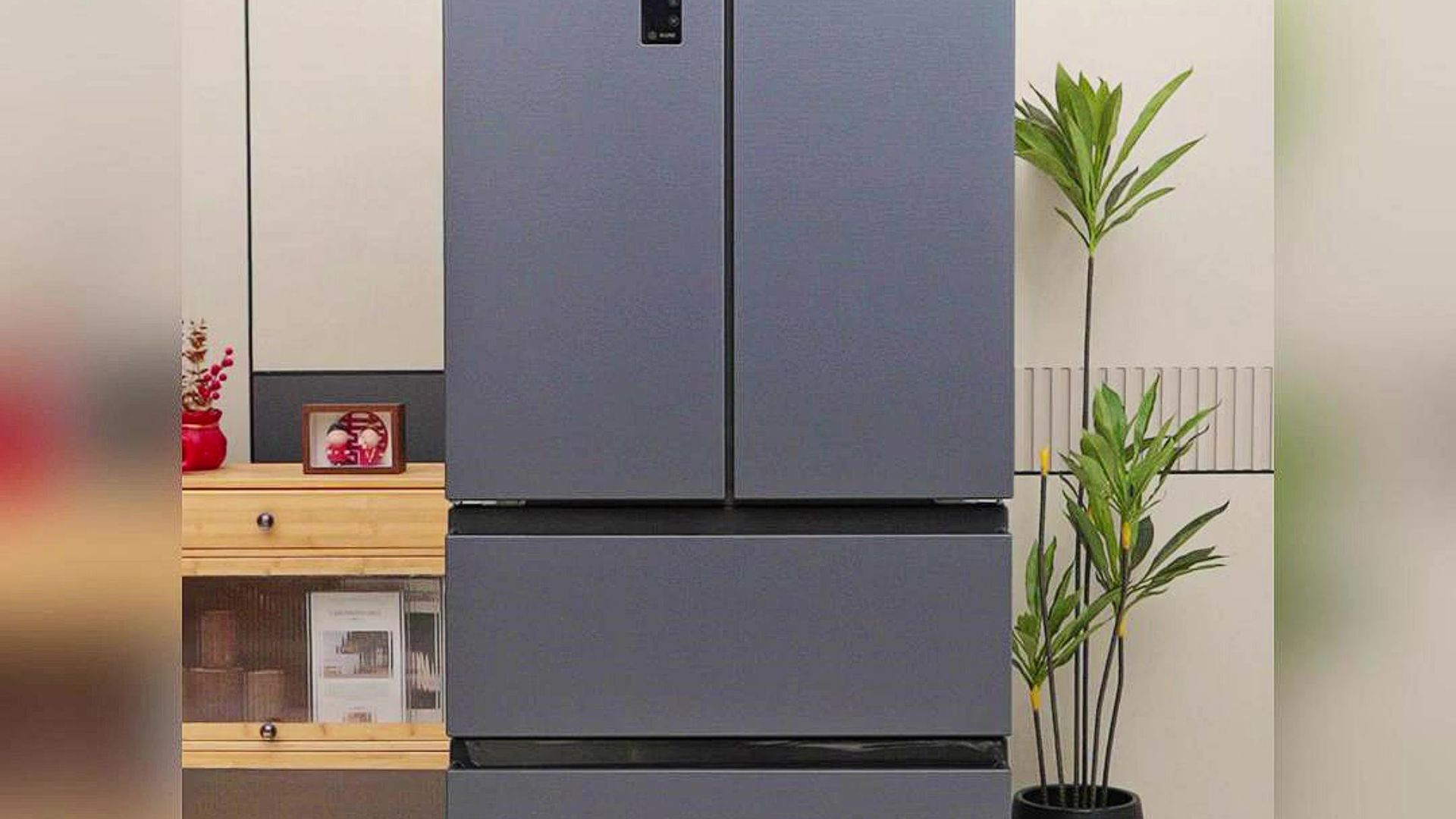 海信小榴莲526冰箱四开门设计,双系统保鲜锁住食材水分,真空净味技术