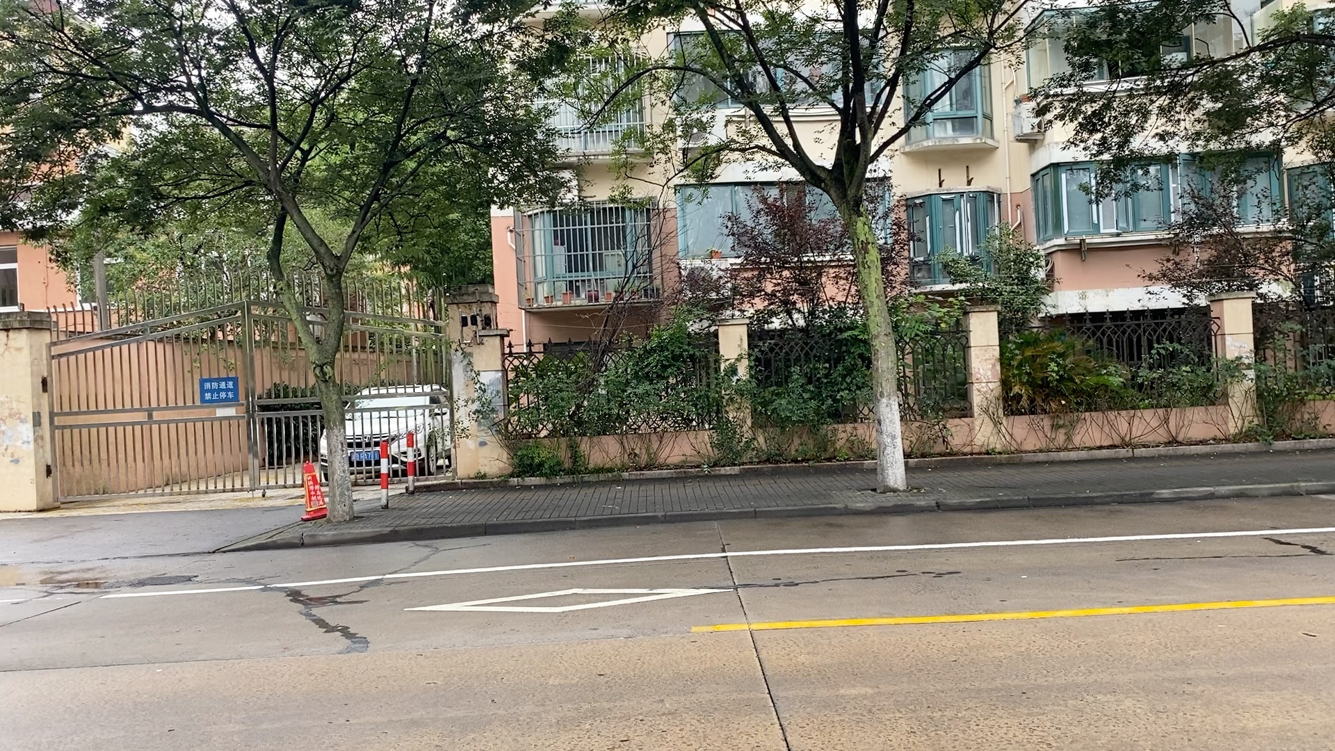 [图]【日常】下着雨的道路上，来往车子的声音更沙沙沙沙沙沙了