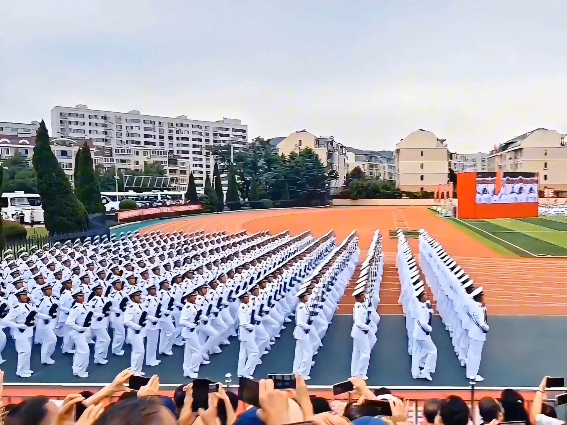 海军方队在学校队列表演,整齐划一.气势如虹!