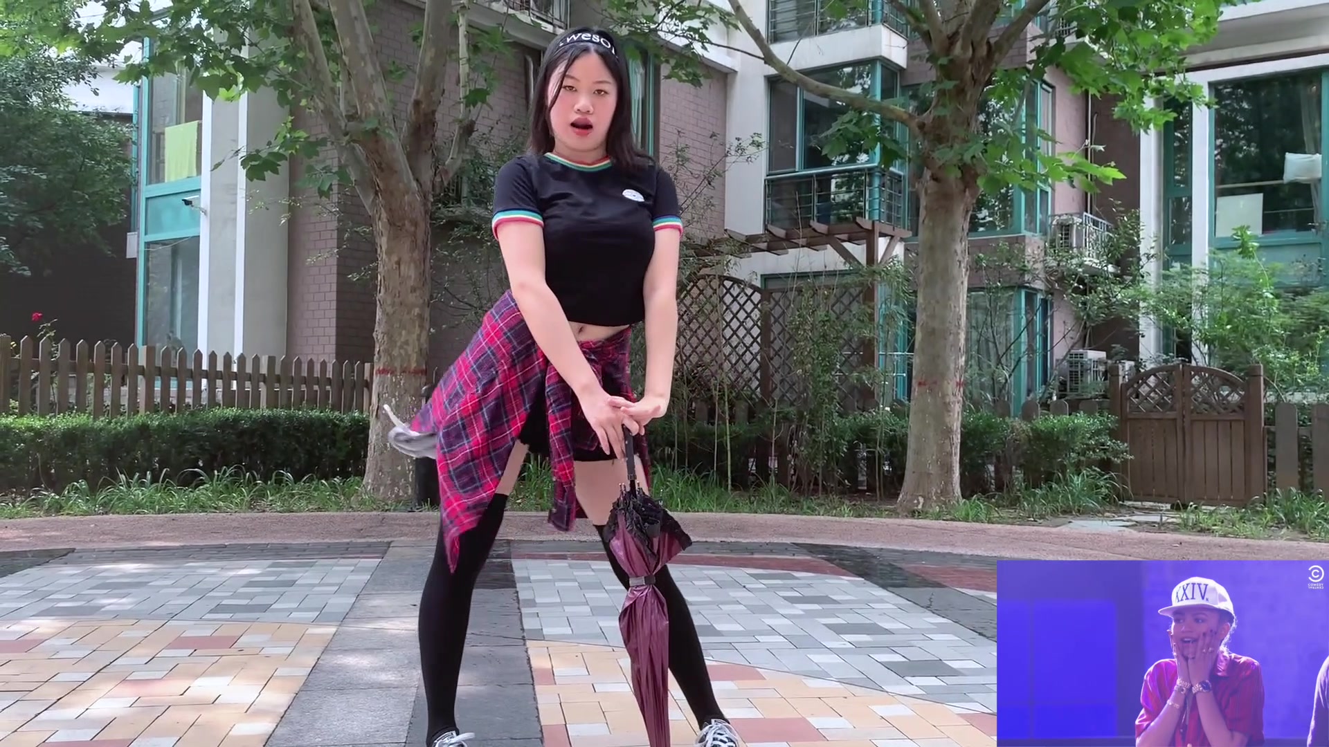 还原蜘蛛精荷兰弟女装跳舞umbrella现场