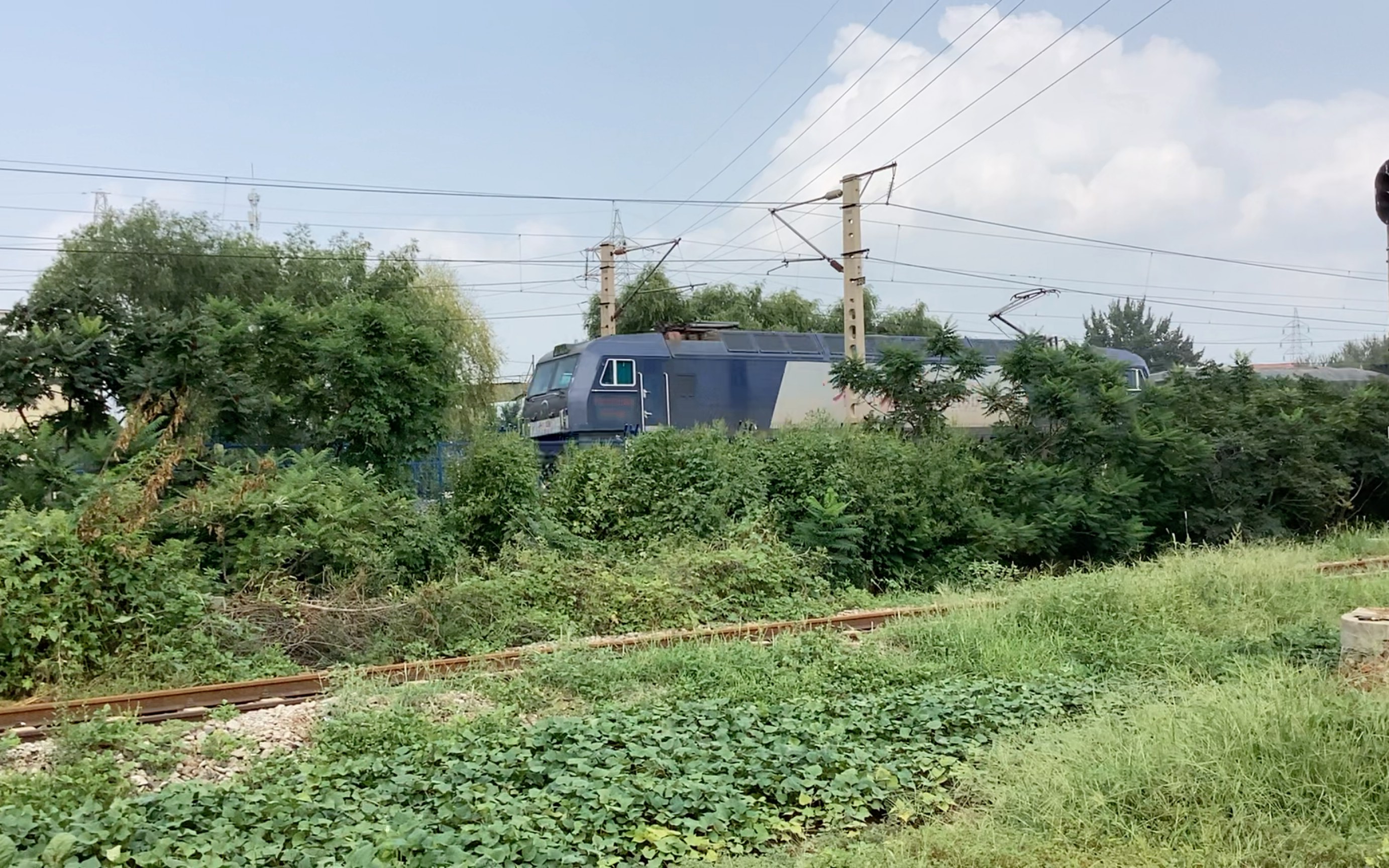 沈局连段hxd3b0185牵引混编货列通过机位