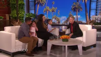 Tải video: TheEllenShow#Ellen Gives Her Bucket of Savings to the Lopez Family