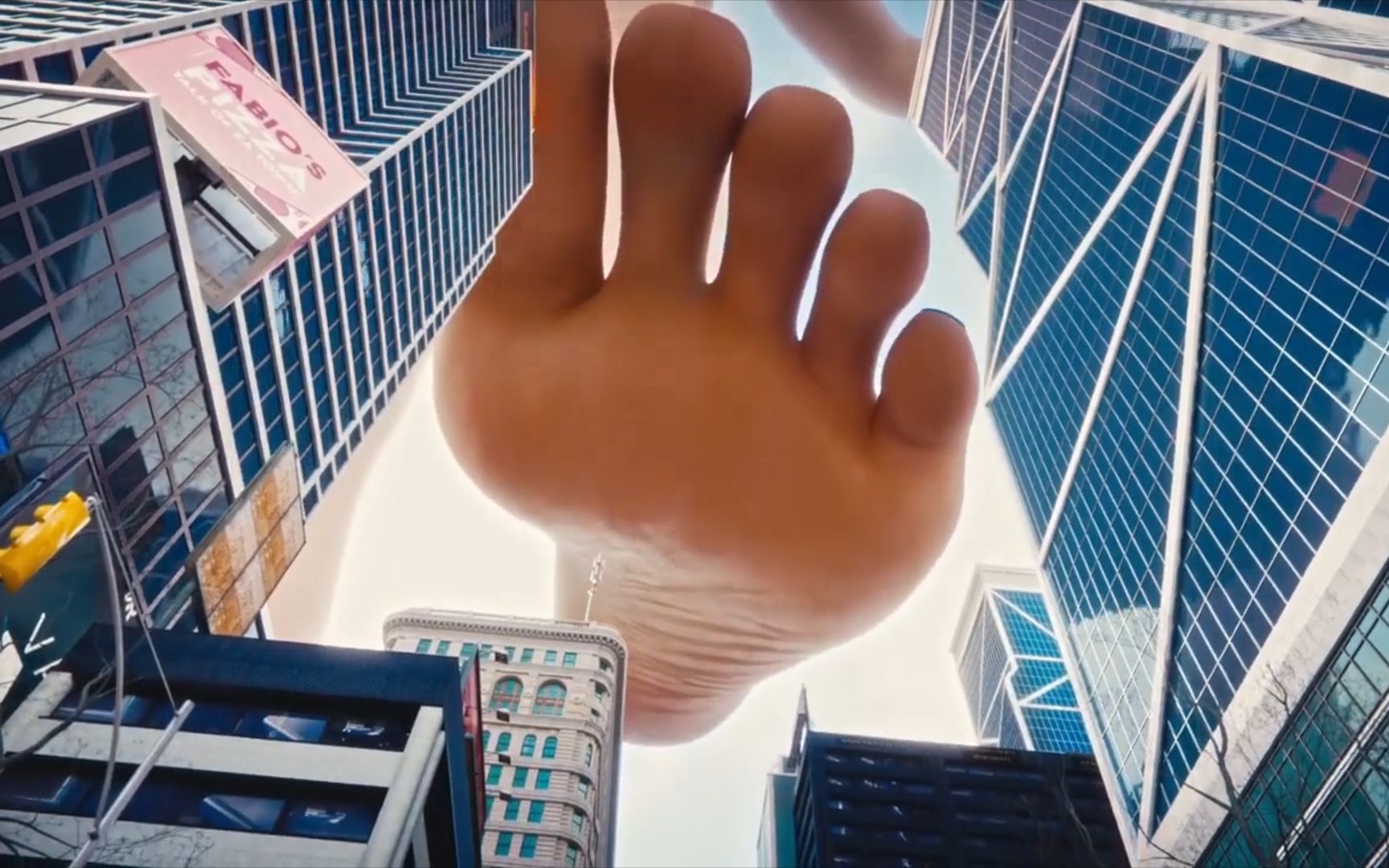 二次元女巨人入侵三次元,200米的大长腿,直接怼脑门上啦