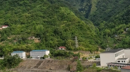 [图]玉露凋伤枫树林，巫山巫峡气萧森。 江间波浪兼天涌，塞上风云接地阴。 丛菊两开他日泪，孤舟一系故园心。 寒衣处处催刀尺，白帝城高急暮砧！