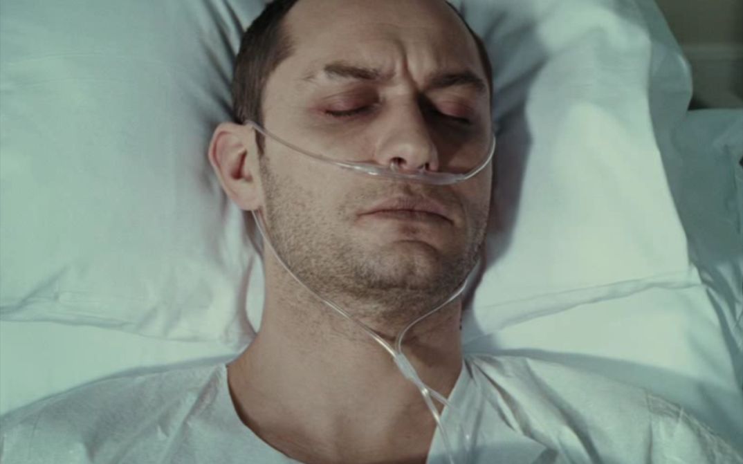 四分钟看《重生男人》,男子重伤住院,当他看到胸口后,被吓了一跳