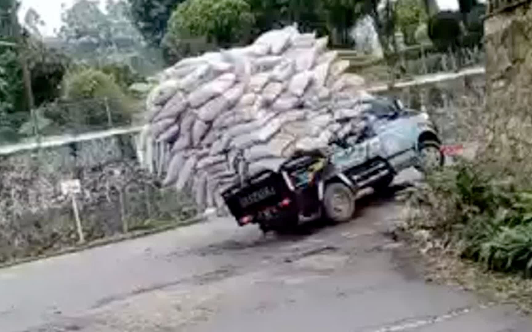 货车拉太多半坡翻车了!