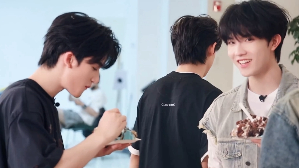 【邓佳鑫】嗷呜就是一口!