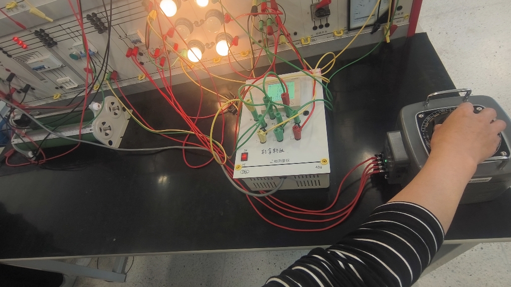 【大学电机学实验】三相同步发电机的并联运行——灯光旋转法(并网操作过程)哔哩哔哩bilibili
