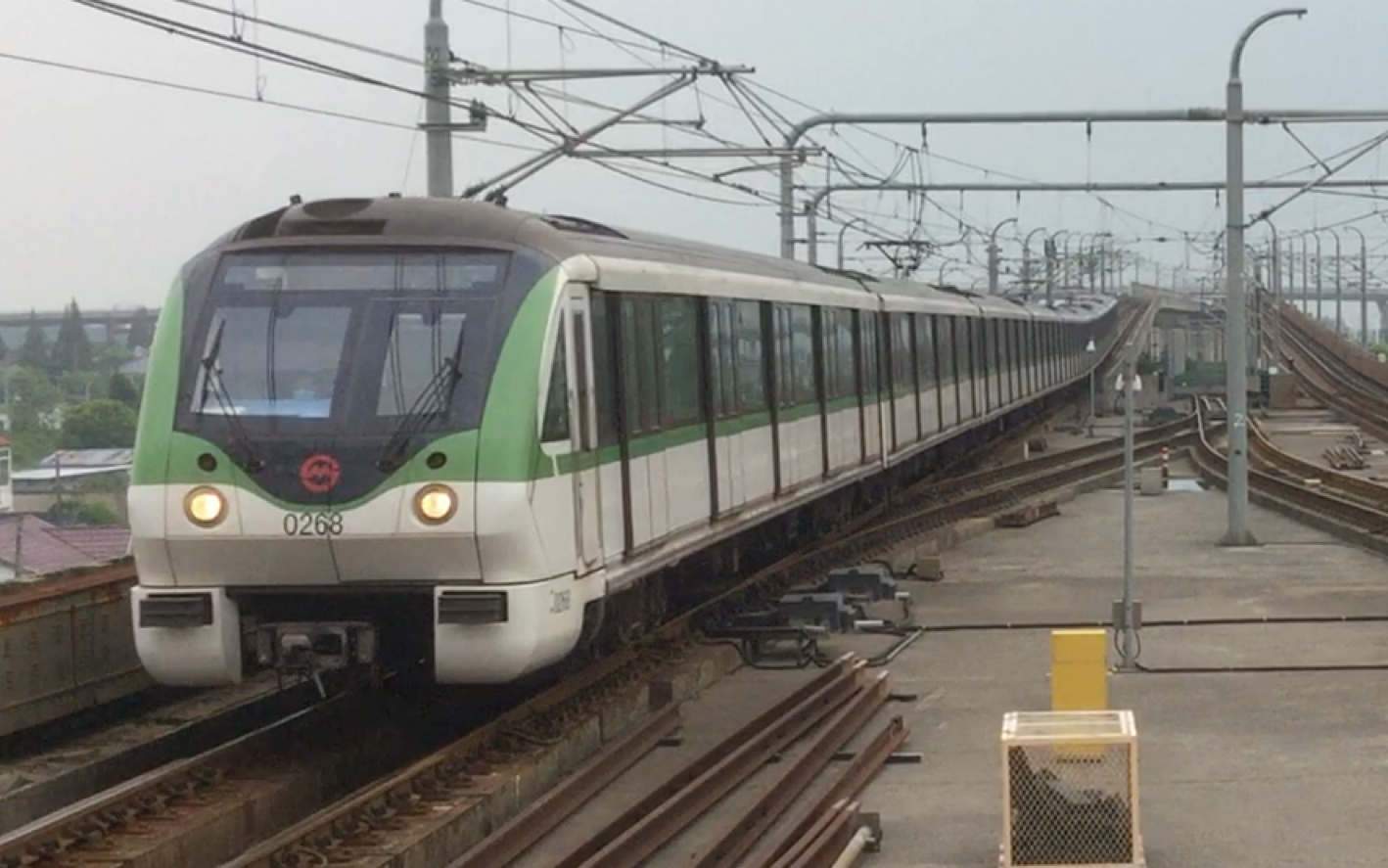 上海地铁2号线0268远东大道方向进站徐泾东方向