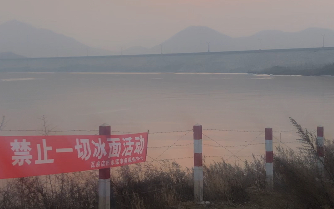 现在的天还不够冷呀,别掉下去了.