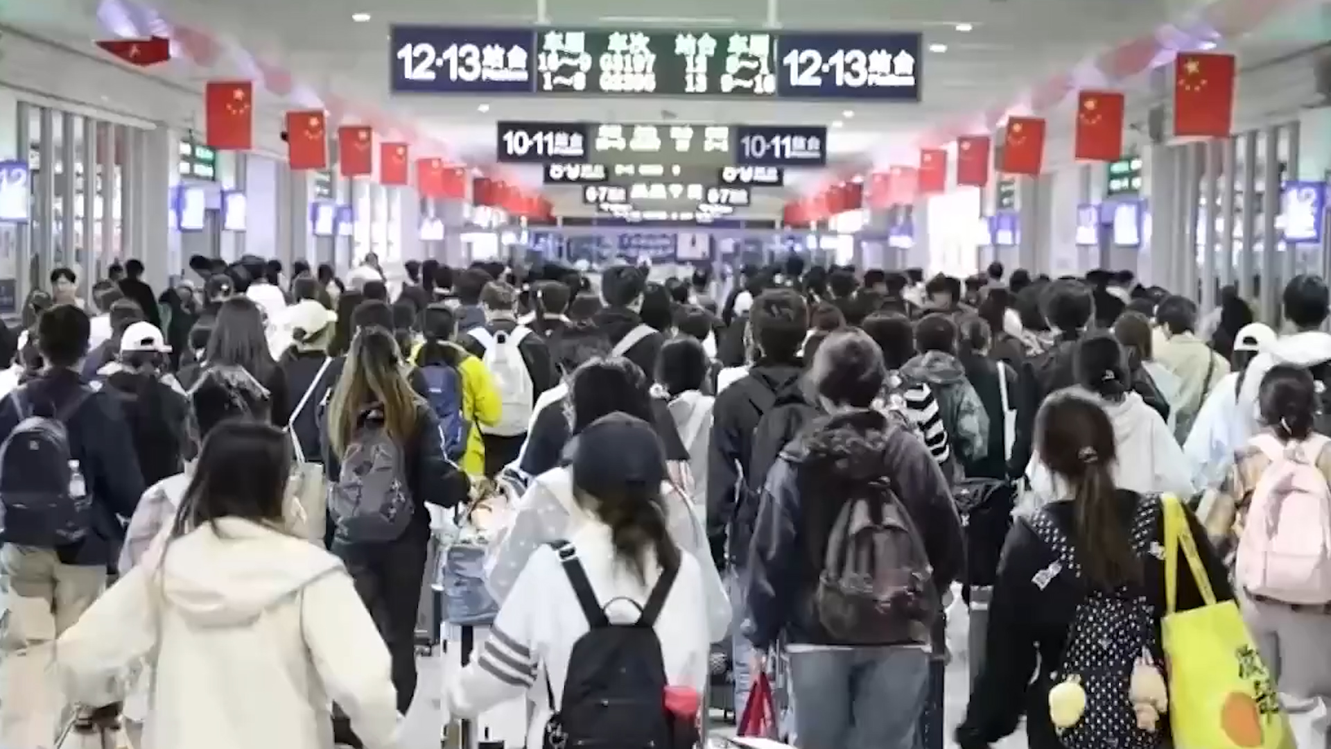 假期临近尾声 全国陆续迎返程客流