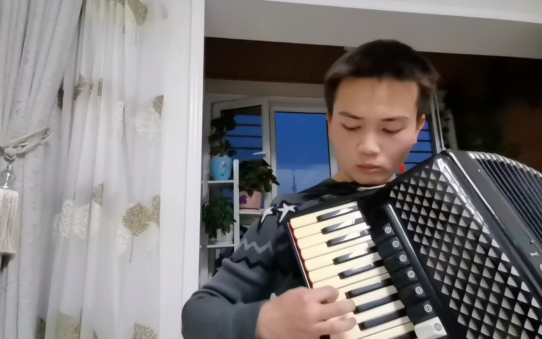 《草原女民兵》主题音乐《草原牧歌》手风琴独奏