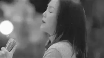 一曲嗓音沧桑，铿锵有力，韵味十足，回忆拉满，点燃了每个人的青春回忆……