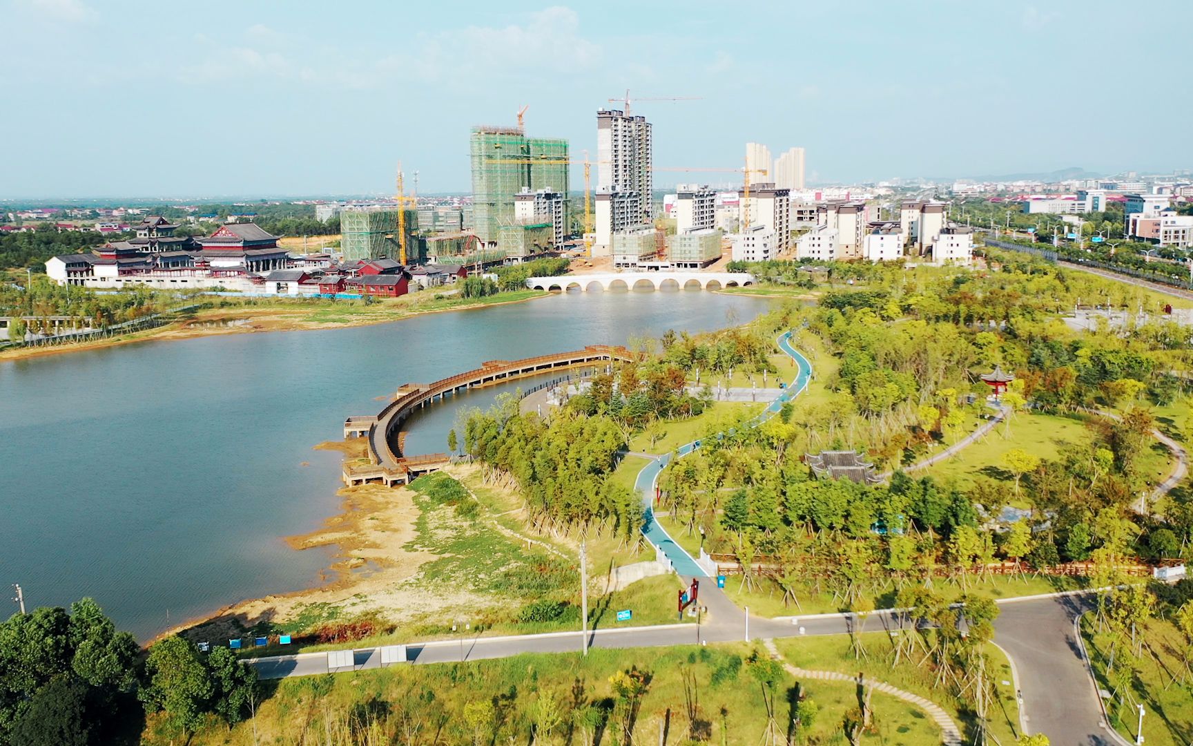 航拍月湖区政府对面的肖山公园,还有好些亭台楼阁,不知道啥建筑