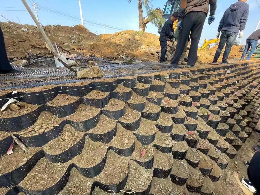 土工格室蜂巢约束系统挡土墙