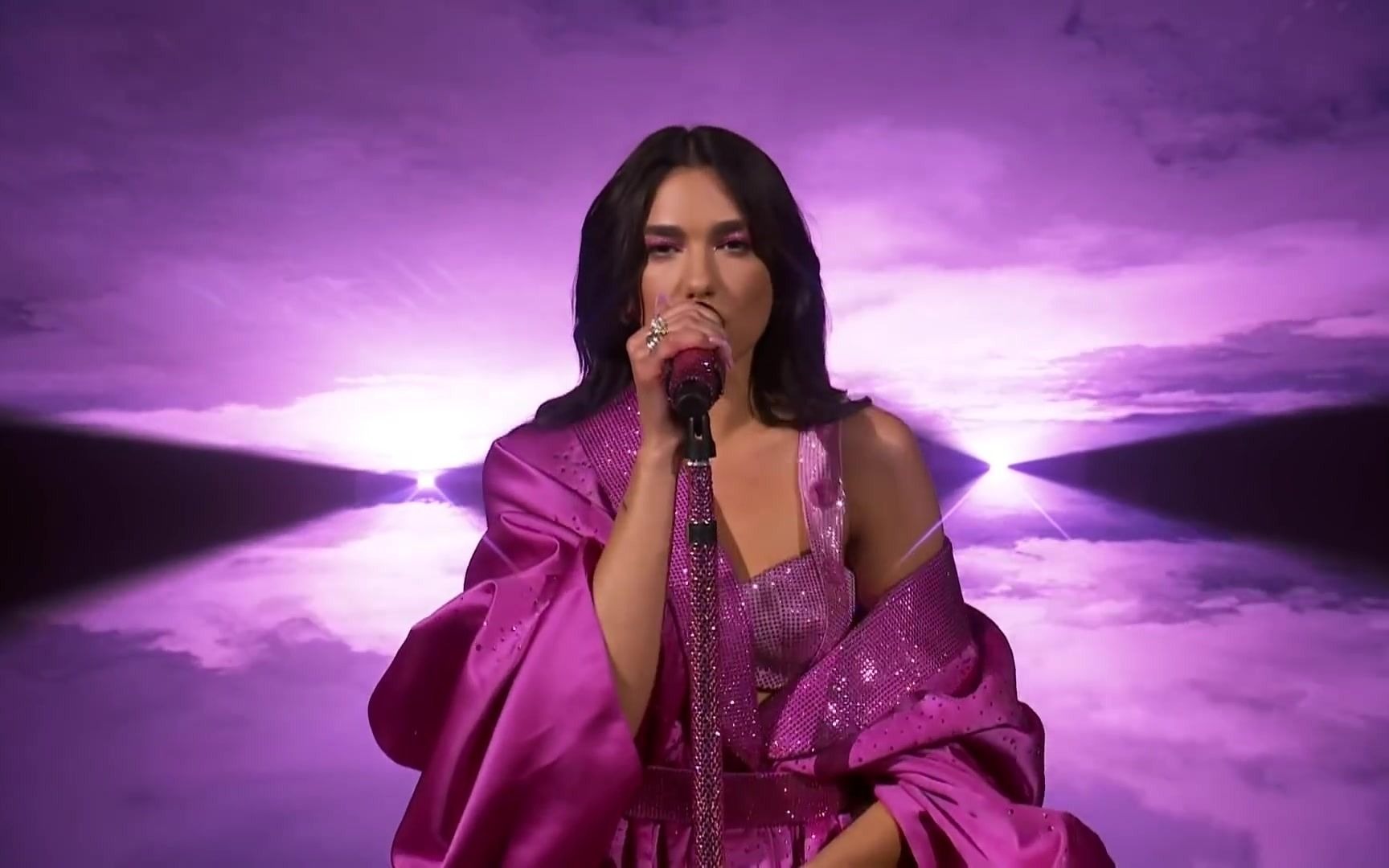 杜阿利帕dualipa借助2021grammys推行新歌