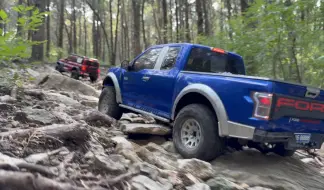 下载视频: 迷人的前独立后直桥攀爬车，F150 猛禽坦克300挑战碎石山路