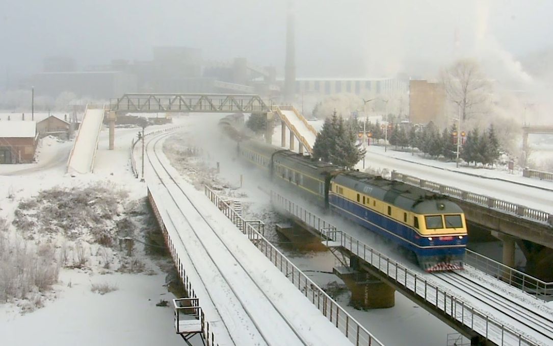 [图]【中国铁路·1080P60】风雪穿行，唤醒黎明——K7128次（伊春-哈尔滨）通过汤林线十六号桥（K55+888）Cover道机、车站联控（2021.1.21）