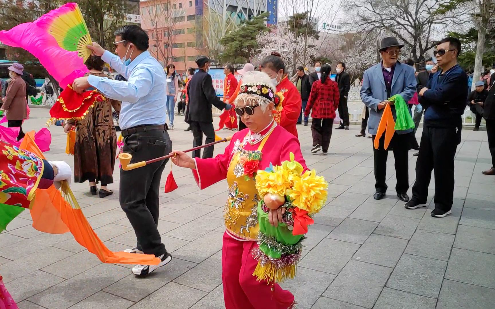 [图]73岁老奶奶扭起秧歌来像个小姐姐 延边延吉公园