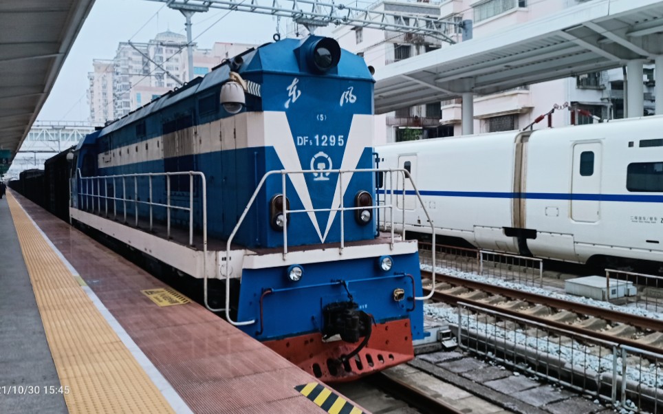 宁局柳段df5-1295调机牵引货车进桂林站5站台_哔哩哔哩_bilibili