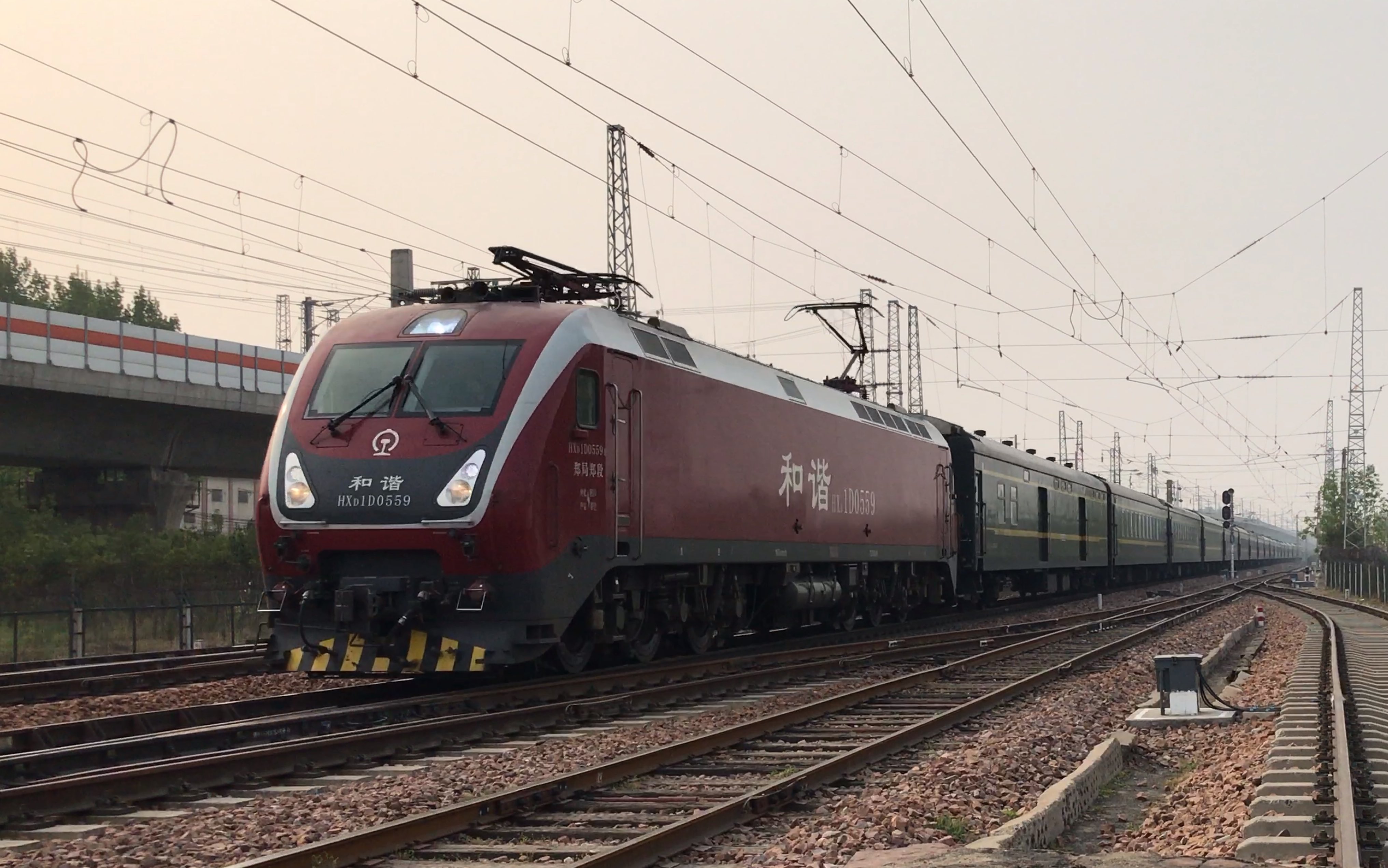 郑局郑段 hxd1d 0559 牵引k817次(北京西-成都)通过京广铁路广武站