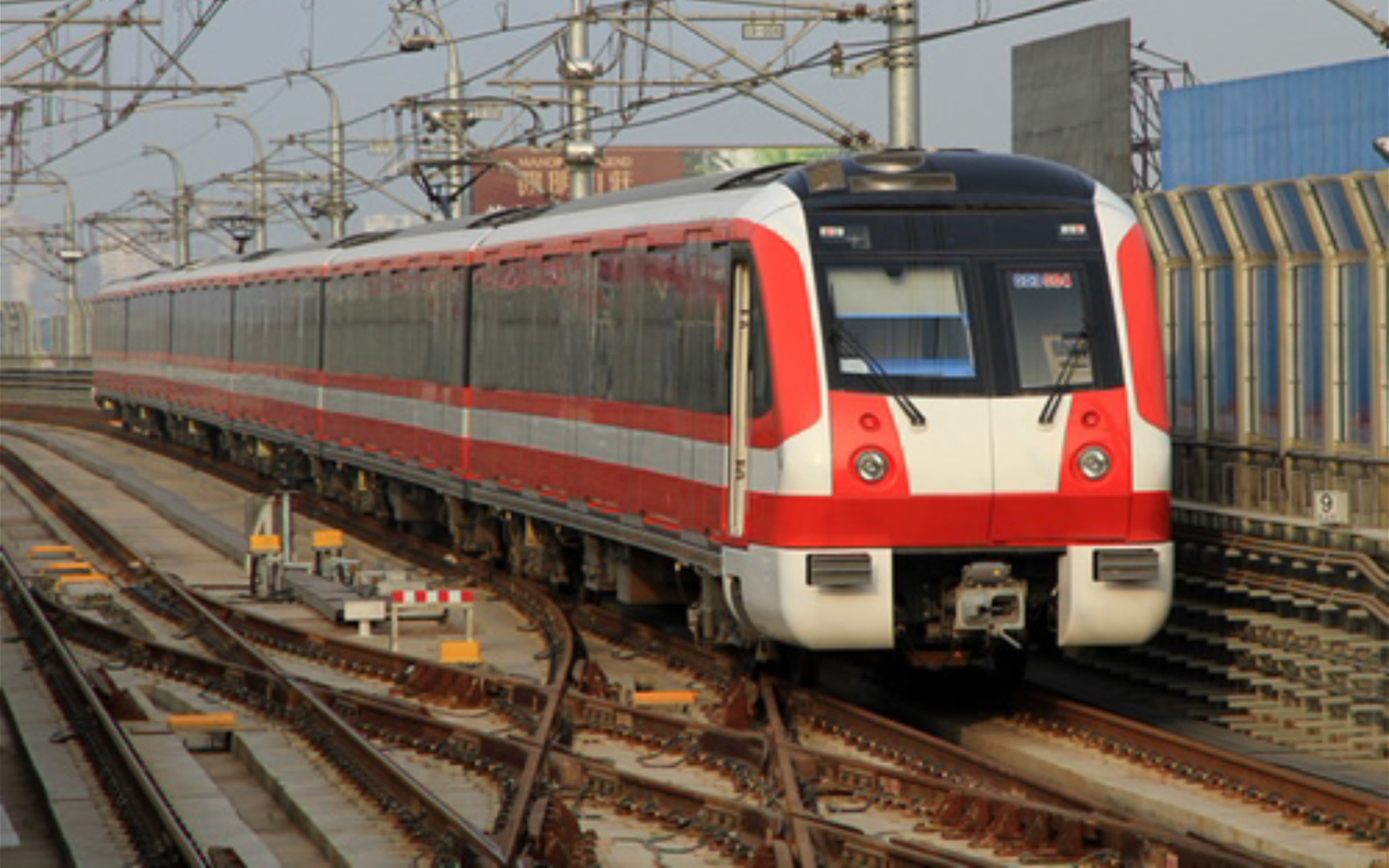 [国庆出城限定]南京地铁二号线工人先锋号经过跨沪蓉高速跨线桥_哔哩