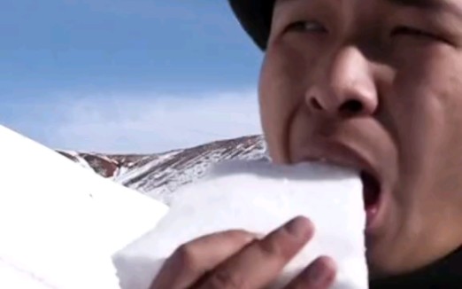 [图]饮冰10载，难凉热血！冰雪就馕是他们的午餐！边防巡逻路上官兵吃雪解渴！