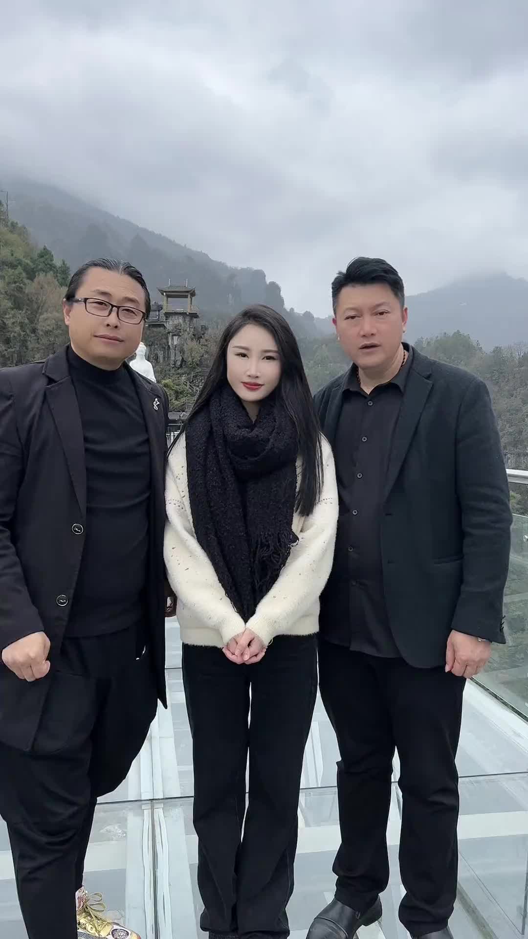 今天晚上7点锁定金楚昀峰哥 直播间不见不散覃诚芳《幺妹住在十三寨》