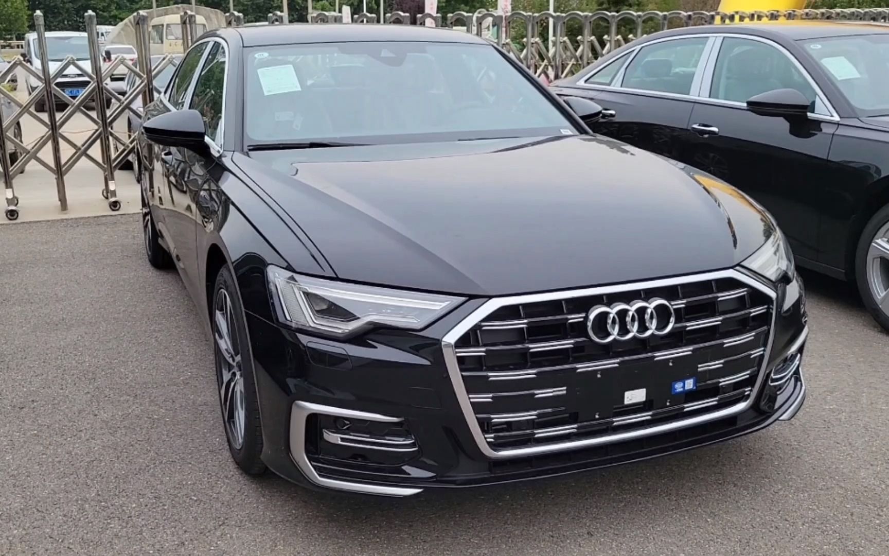 听说奥迪a6l降价了,现在压根不值钱,看去4s店买落地多少?