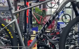 Скачать видео: 捷安特Giant XTC SLR 29 1 L码29寸金属银灰色超级铝合金山地车登陆合肥捷安特国贸天悦店