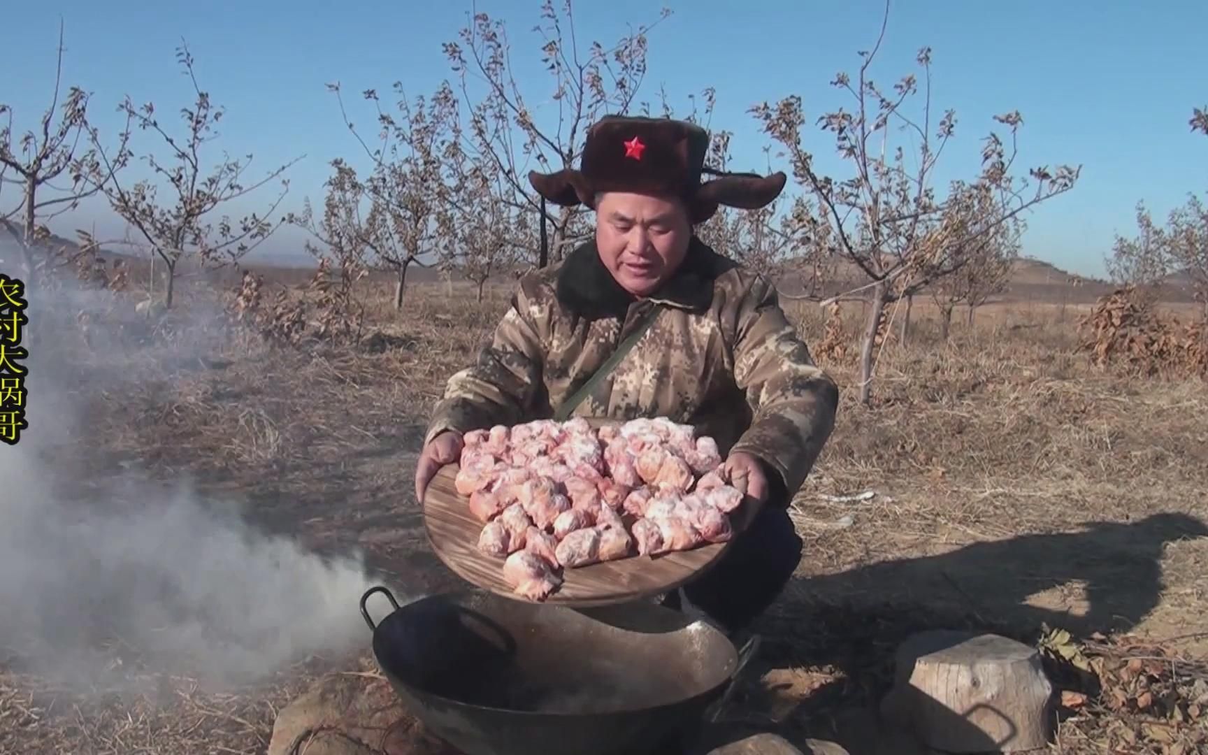 快过年了农村大锅哥去果园做了道炖鸡头好味道