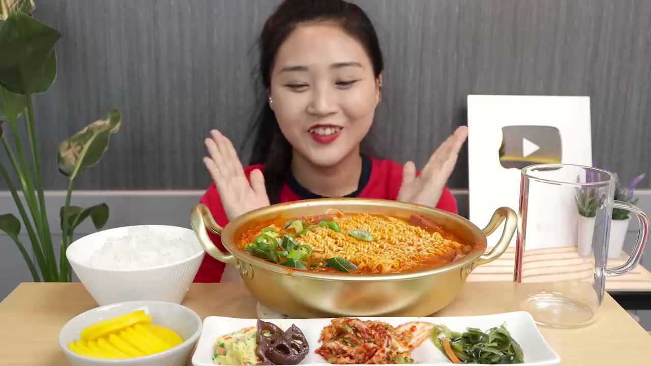 leeby 韩国吃播 肉多的部队火锅