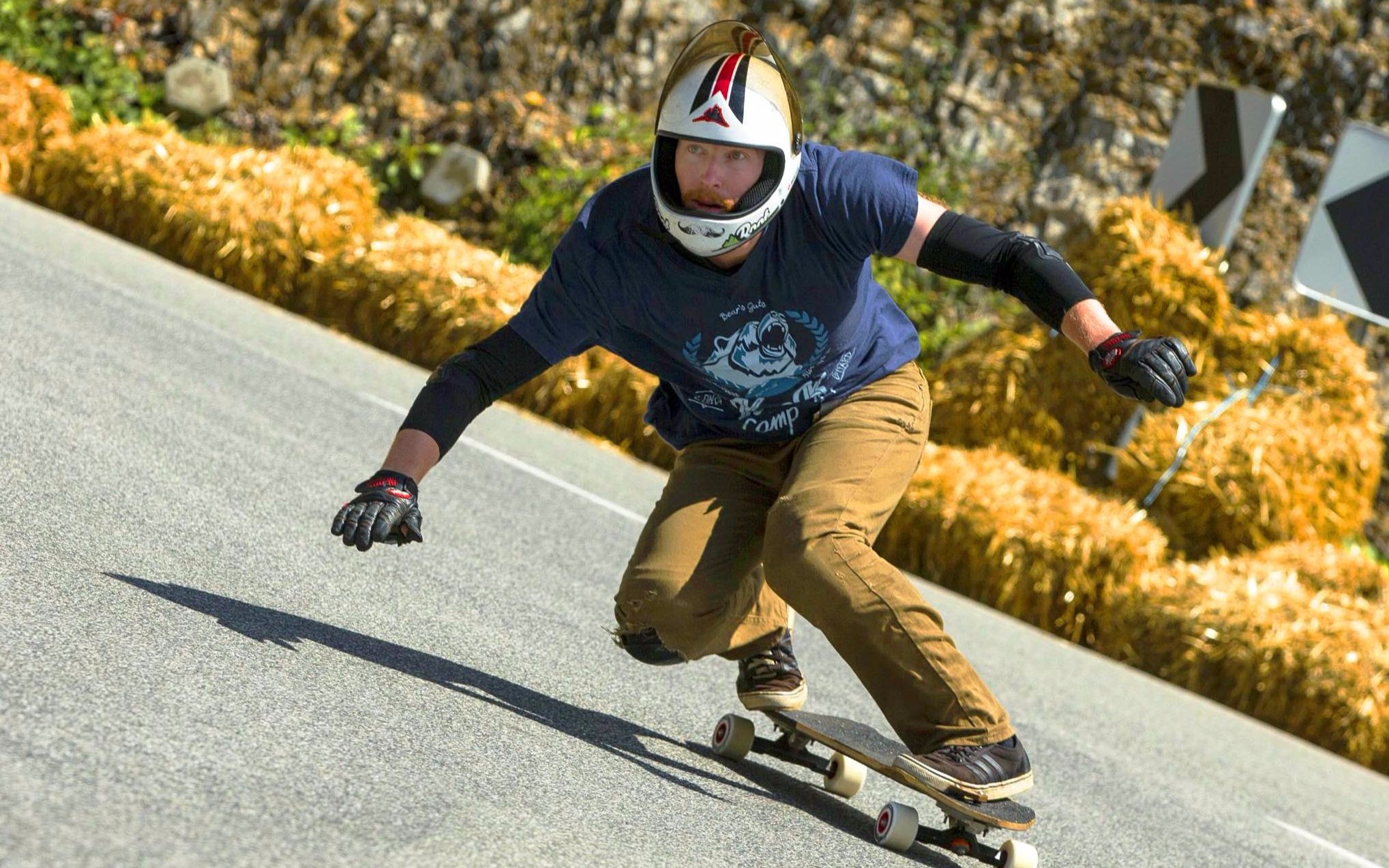 快到极限的滑板速降,分分钟超越汽车_哔哩哔哩 (゜-゜)つロ 干杯
