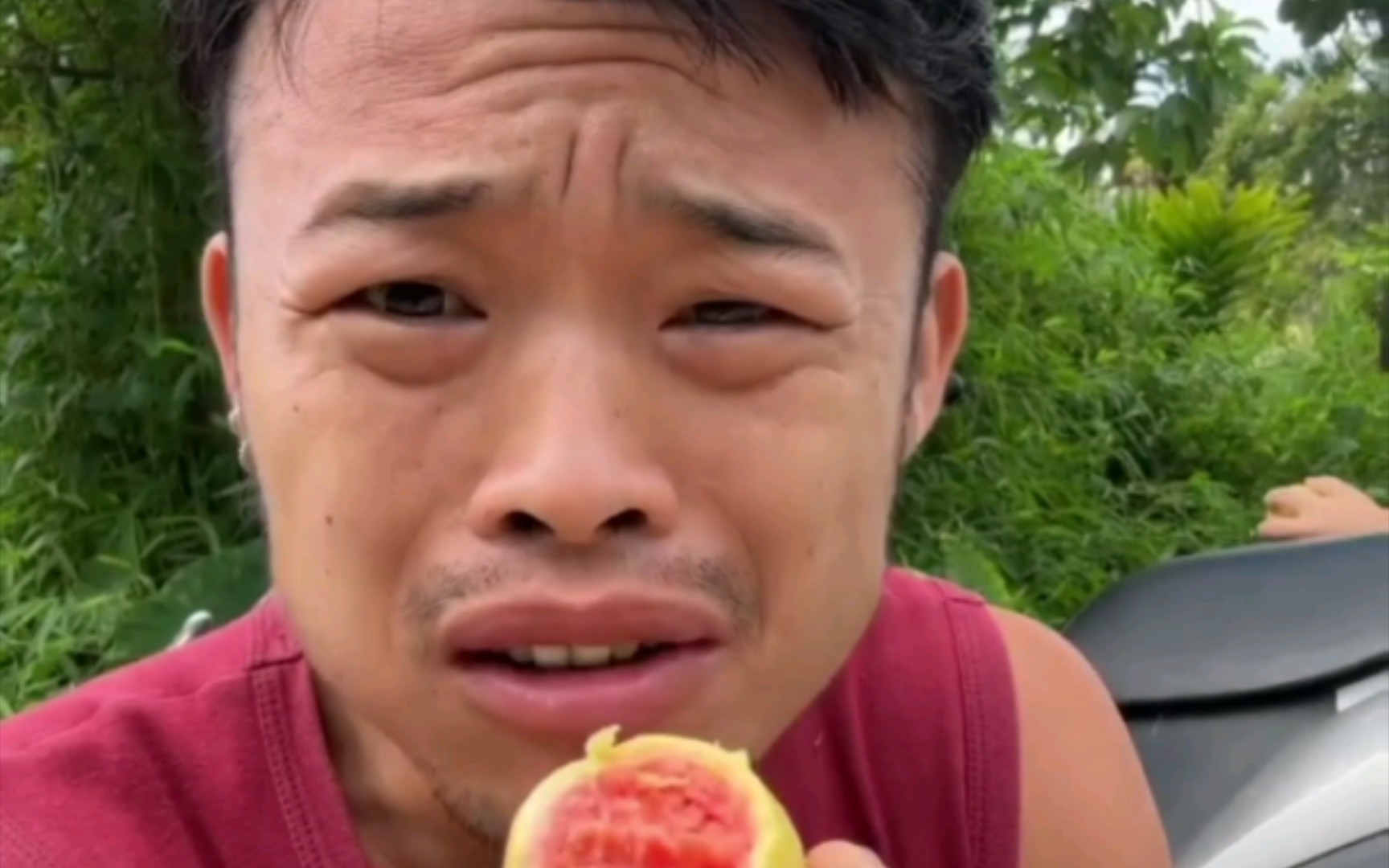 槟榔哥贝爷带孩子摘野果不小心遇到酸酸的果子,警告粉丝路边的野果不