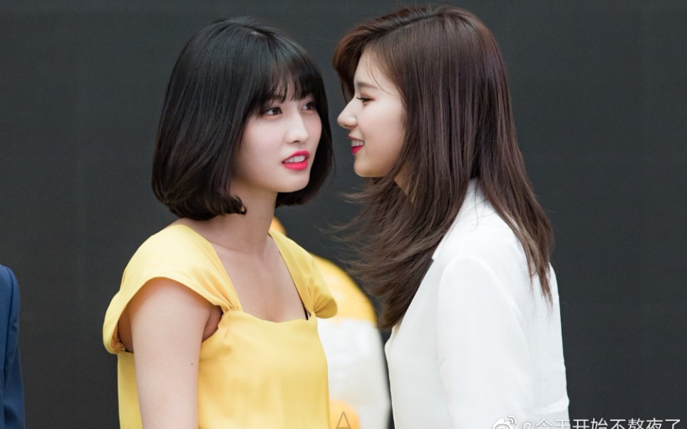 【twice sana momo】最新沙漠tv因为试戴花花太久,被商家催一脸懵的桃