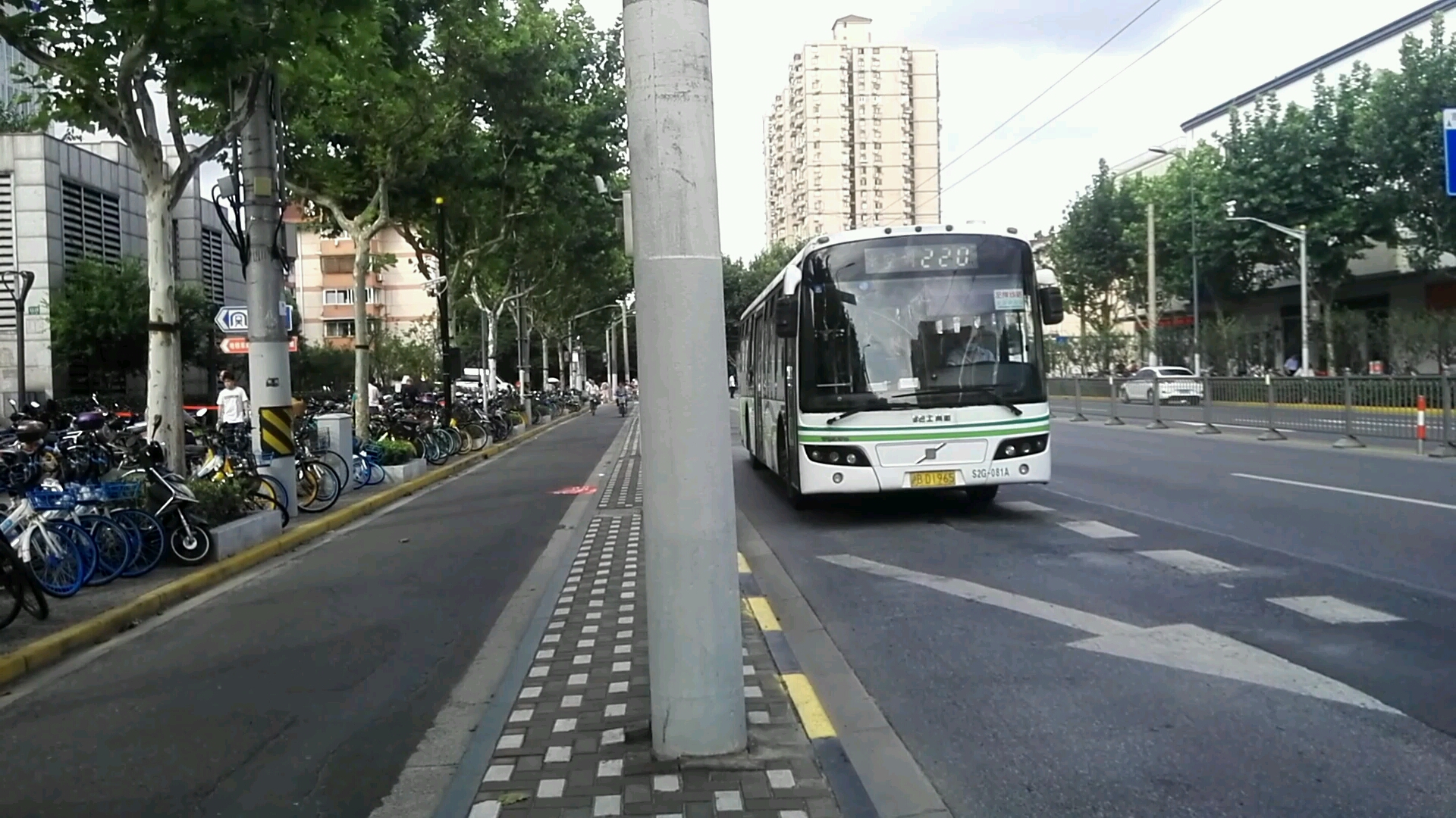 (巴士一公司)上海220路公交车控江路黄兴路进站 离站(松花江路延吉