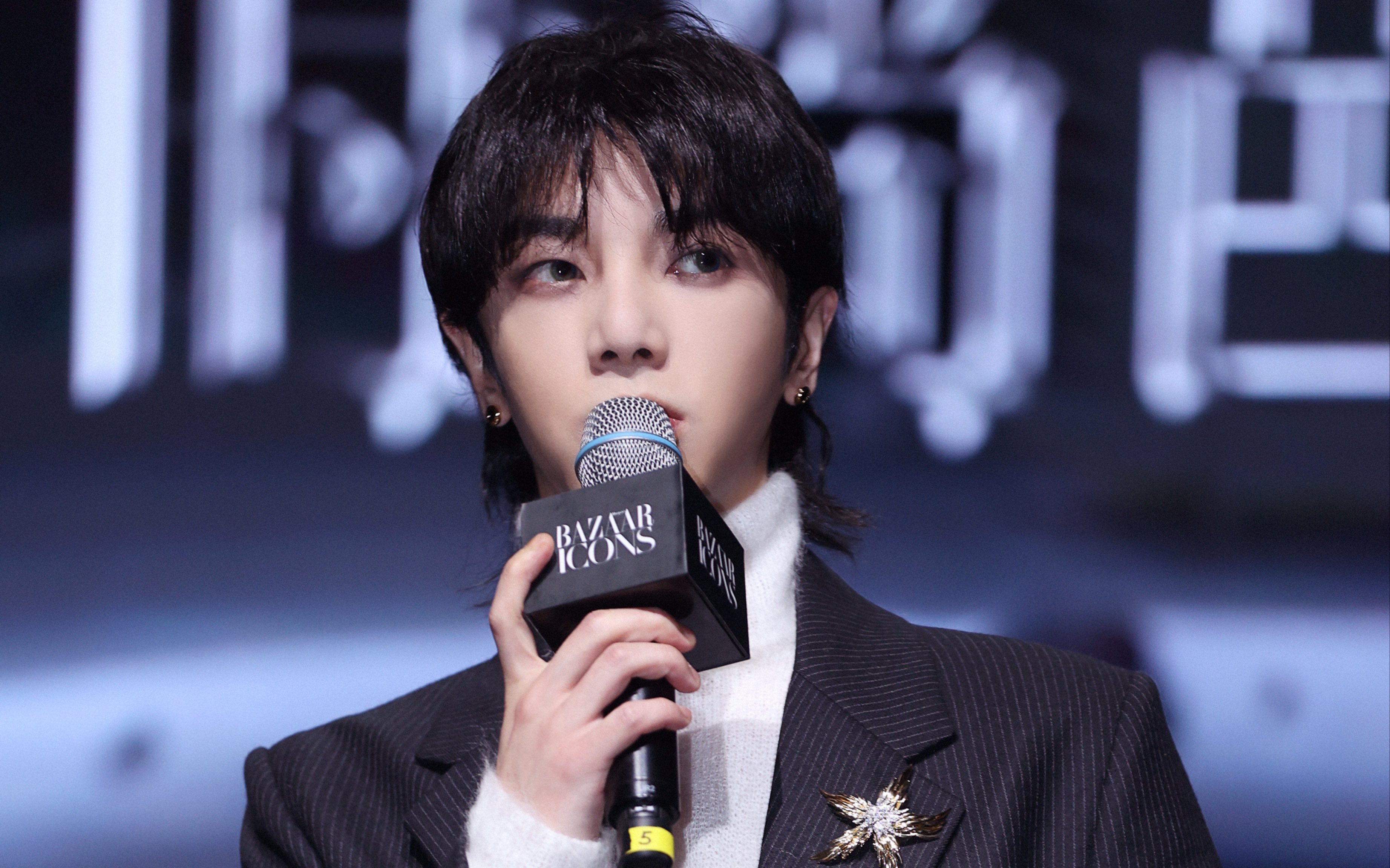 华晨宇2021芭莎年度派对 疯人院 好想爱这个世界啊