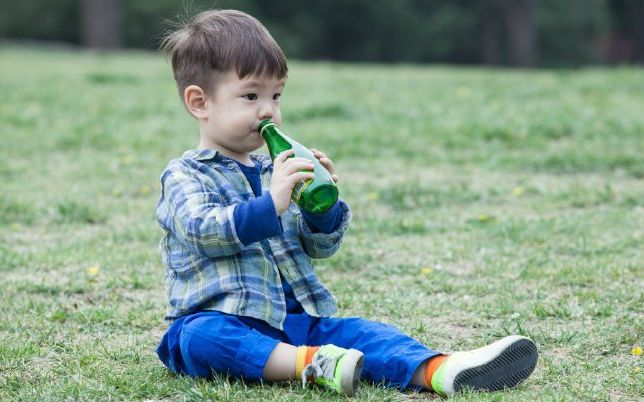 [图]哈喽小短腿哼 一岁半的你3 上厕所需要骆驼陪伴 放风筝 父子同玩游乐场