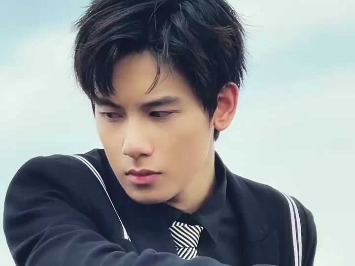 【胡先煦/微博】210928 大学生电影节青春之夜-拍摄花絮!帅气逼人!