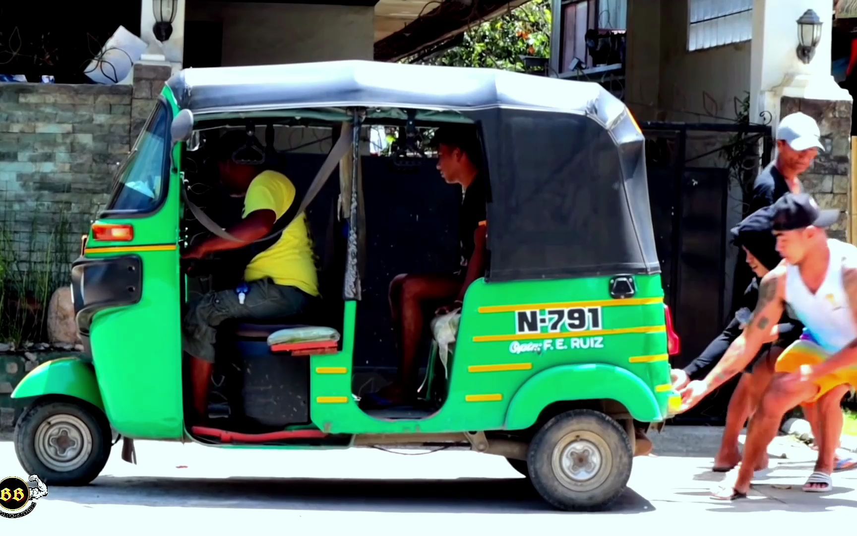 (恶作剧搞笑视频)从背后拉住三轮车,搞得让司机蒙圈了