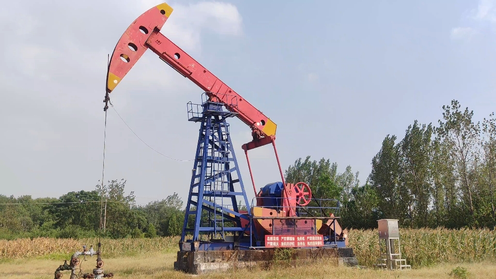 8—73hb型 游梁式抽油机,在线运转