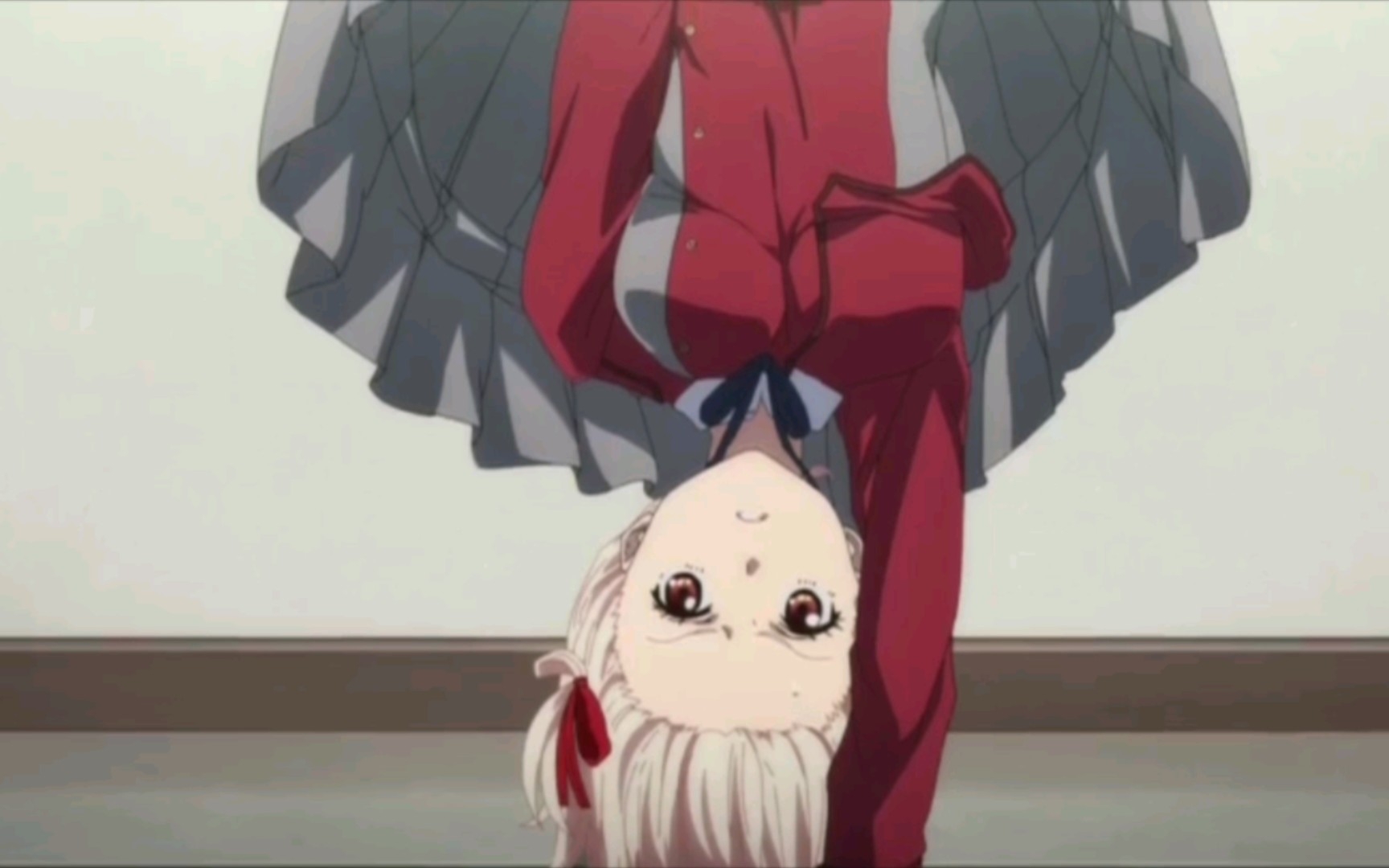 穿裙子就不要倒立了,而且是单手倒立._哔哩哔哩_bilibili