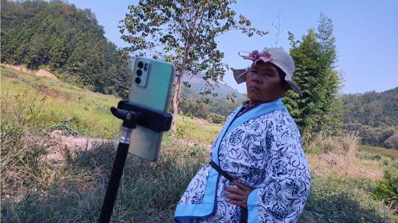 大妈搔首弄姿做直播,她儿子一番话让她幡然醒悟.