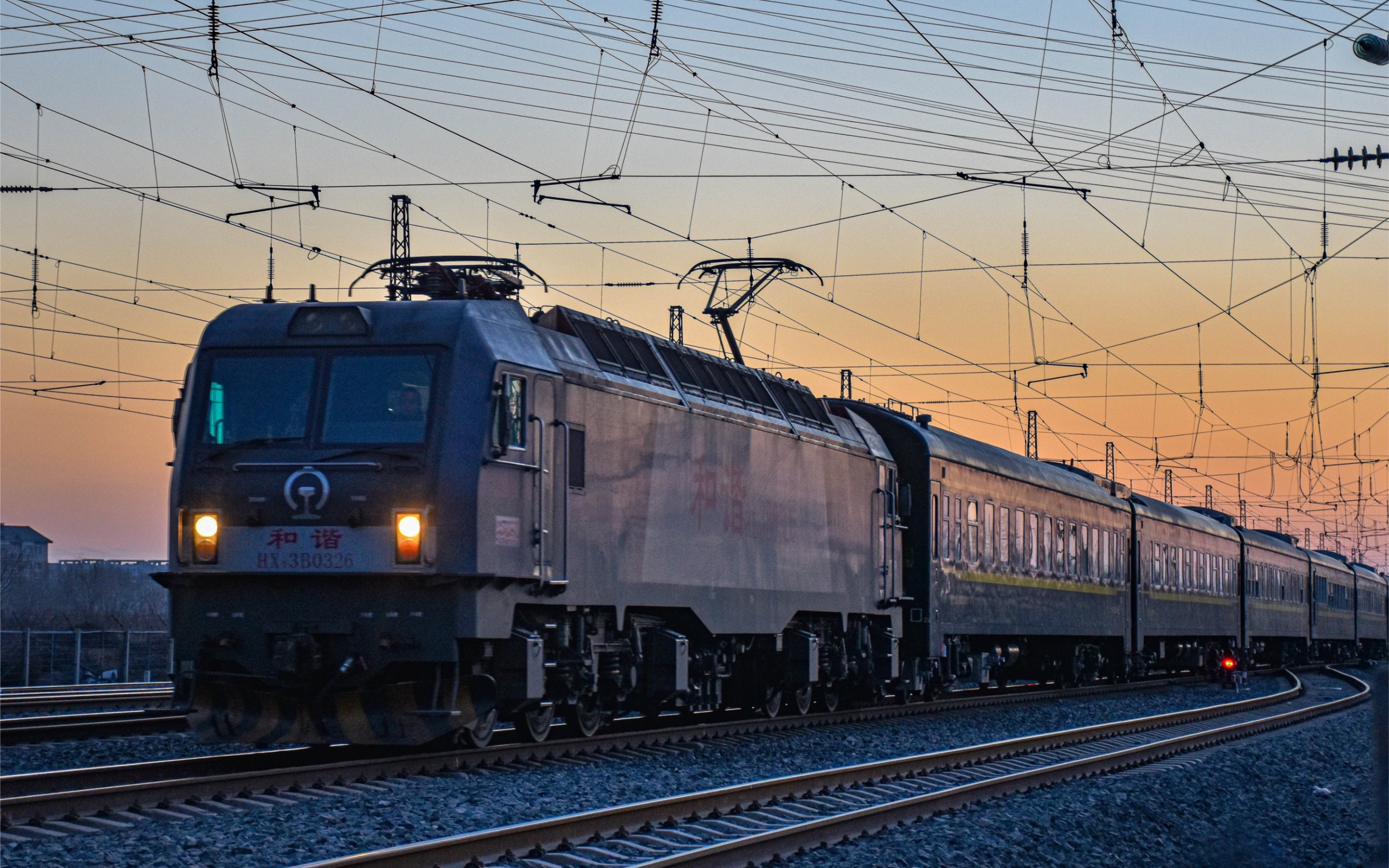 哈尔滨局新检修的25g型与25t型客车 于虎线转弯桥